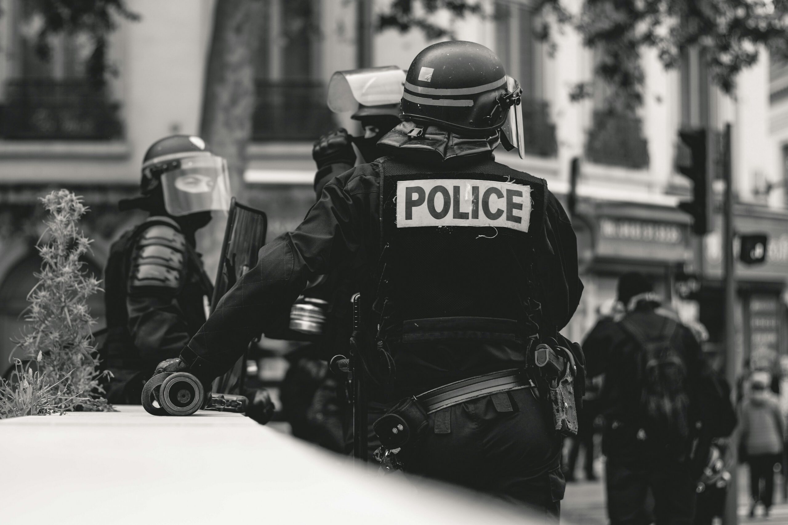 Policiers en intervention sur le terrain